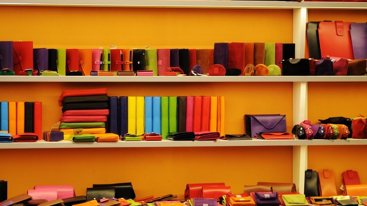 財布・革小物売り場店員の仕事を英語で説明！業務内容や日本の革小物文化をわかりやすく紹介