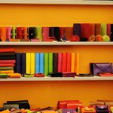 財布・革小物売り場店員の仕事を英語で説明！業務内容や日本の革小物文化をわかりやすく紹介