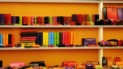 財布・革小物売り場店員の仕事を英語で説明！業務内容や日本の革小物文化をわかりやすく紹介