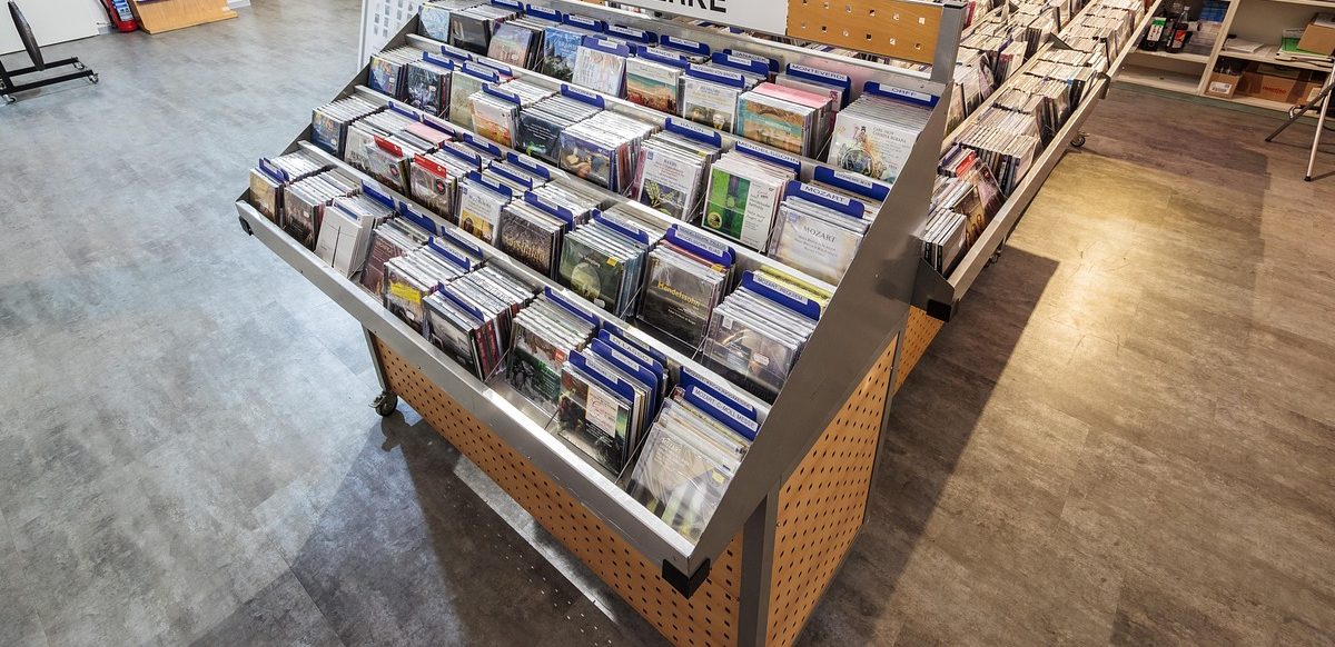 レコード・CDショップ店員の仕事を英語で説明！業務内容や日本の音楽文化をわかりやすく紹介