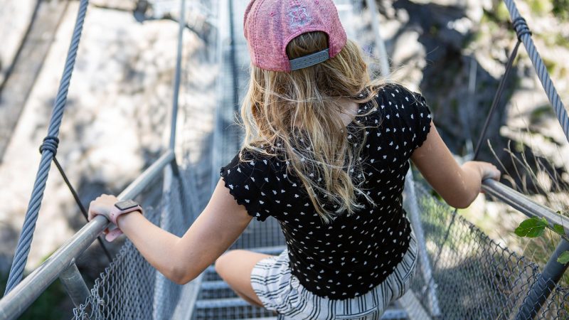 オノマトペ【ビクビク】の英語とは？”Trembling with fear”の使い方を例文で紹介