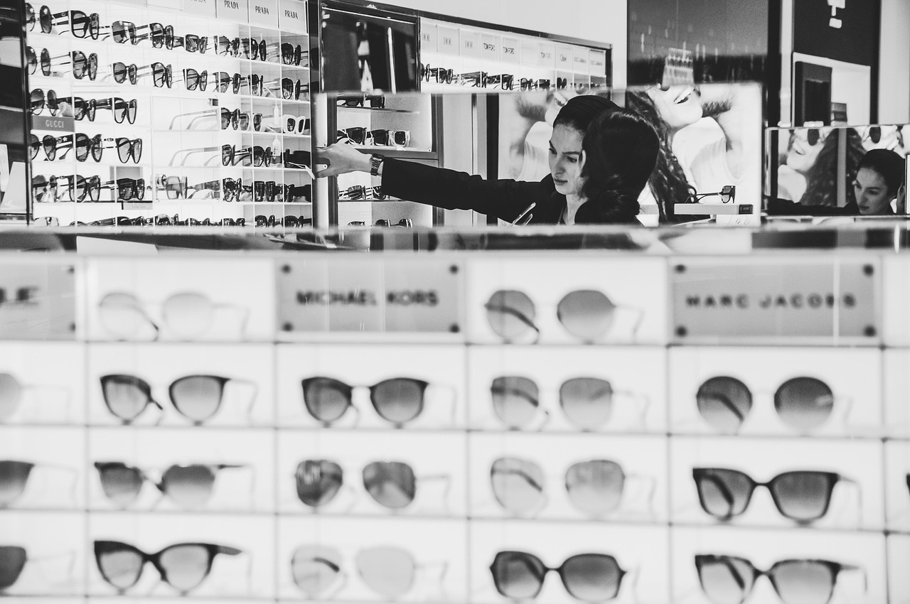 サングラス売り場での実践的な英会話ロールプレイ