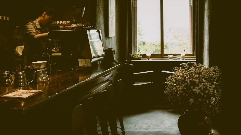 ジャズ喫茶店員｜音楽案内からドリンク提供まで！お役立ち英単語とロールプレイング