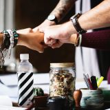 「グータッチ」を英語で何て言う？海外の挨拶やジェスチャーも紹介！