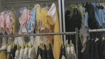 コスプレ売り場店員の仕事を英語で説明！業務内容や日本のコスプレ文化をわかりやすく紹介