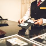 カラオケ店員｜受付からドリンク提供まで！お役立ち英単語とロールプレイング