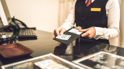 カラオケ店員｜受付からドリンク提供まで！お役立ち英単語とロールプレイング