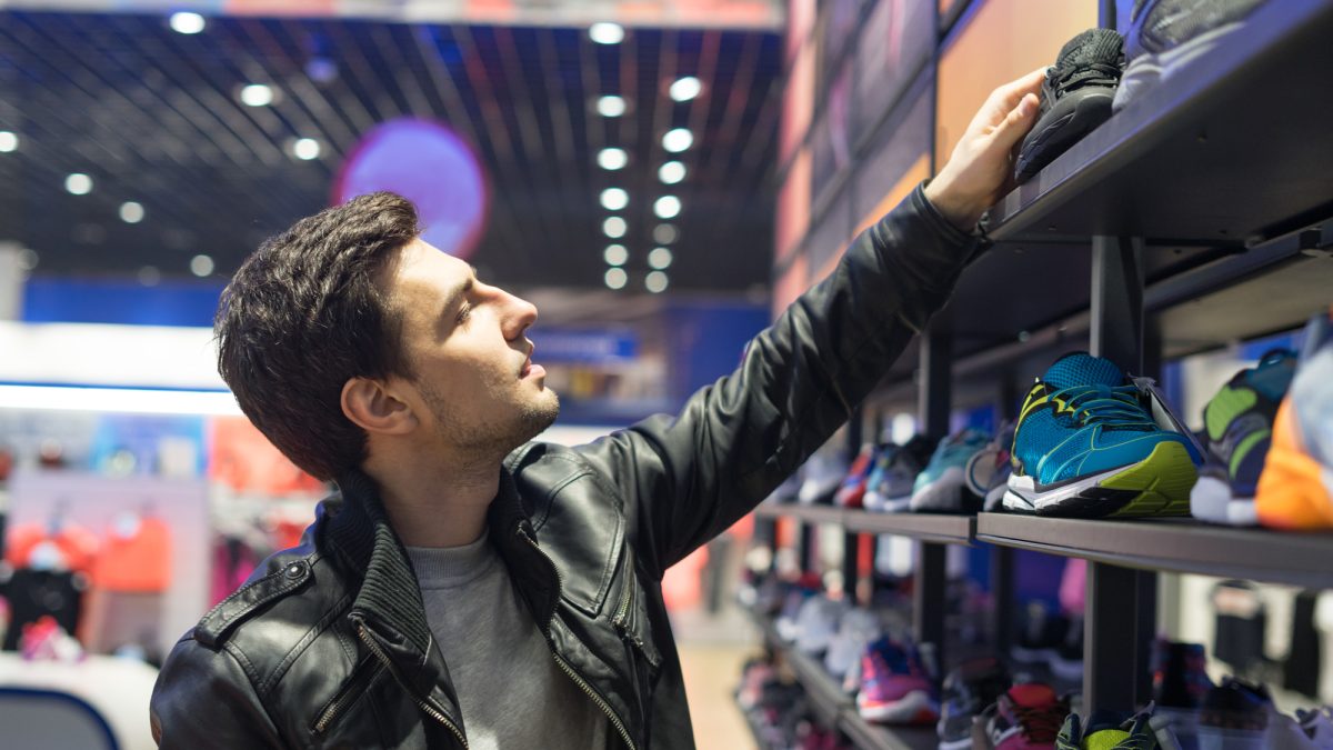 スニーカー売り場店員の仕事を英語で説明！業務内容や日本のスニーカー文化をわかりやすく紹介