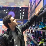 スニーカー売り場店員の仕事を英語で説明！業務内容や日本のスニーカー文化をわかりやすく紹介