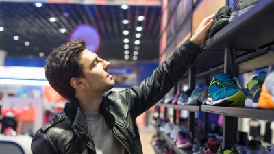 スニーカー売り場店員の仕事を英語で説明！業務内容や日本のスニーカー文化をわかりやすく紹介