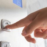 「押してください」を英語で何て言う？ボタン、ドア、印鑑などを「押す」表現まとめ