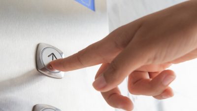 「押してください」を英語で何て言う？ボタン、ドア、印鑑などを「押す」表現まとめ