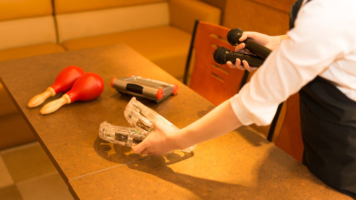 カラオケ店員の仕事を英語で説明！業務内容や日本のカラオケ文化をわかりやすく紹介