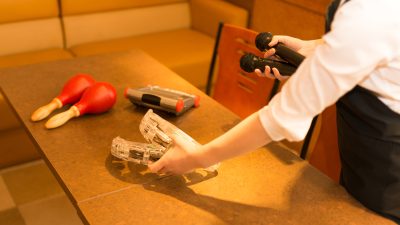 カラオケ店員の仕事を英語で説明！業務内容や日本のカラオケ文化をわかりやすく紹介