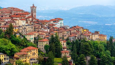 イタリアの世界遺産「ピエモンテとロンバルディアのサクリ・モンティ」とは？聖なる山の旅を英語で！