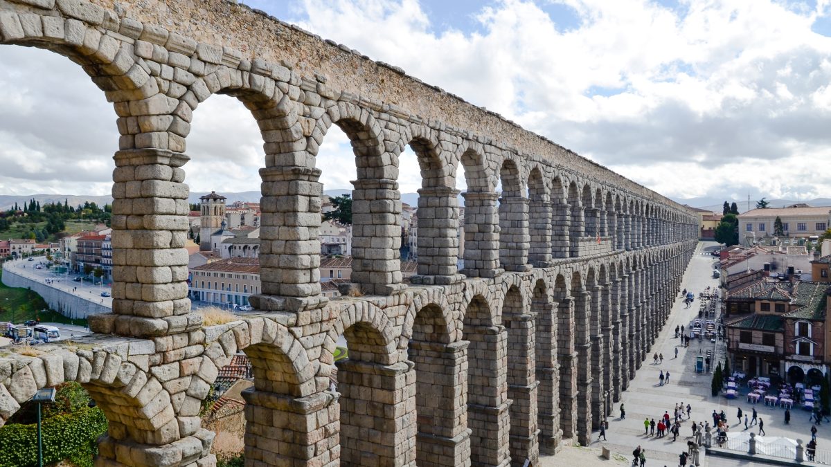 スペインの世界遺産「セゴビア旧市街とローマ水道橋」を英語で。「白雪姫の城」のモデルになった王宮も紹介！