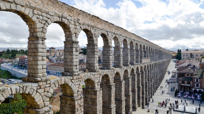 スペインの世界遺産「セゴビア旧市街とローマ水道橋」を英語で。「白雪姫の城」のモデルになった王宮も紹介！