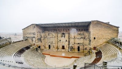 フランスの世界遺産「オランジュのローマ劇場とその周辺及び「凱旋門」」とは？南仏の遺産を英語で巡る！