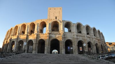 フランスの世界遺産「アルル、ローマ遺跡とロマネスク様式建造物群」を英語で。古代と中世が息づく街を歩く