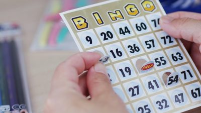 「ビンゴゲーム」を英語で何て言う？ゲームで使える英語表現も解説！