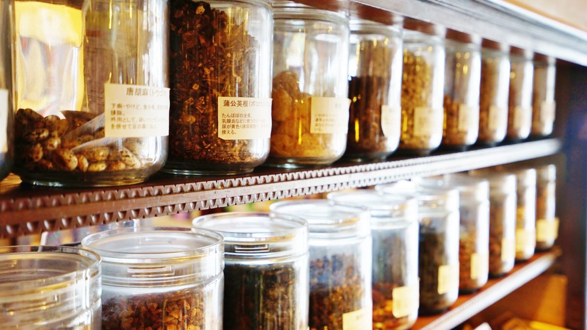 漢方売り場店員の仕事を英語で説明！業務内容や日本の漢方文化をわかりやすく紹介