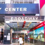 アニメキャラクターグッズスタッフの仕事を英語で説明！業務内容や日本のアニメ文化をわかりやすく紹介