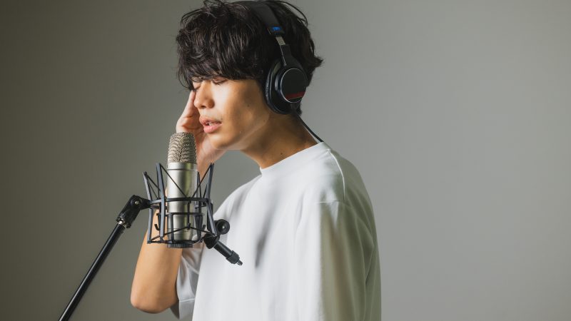 「ハスキーボイス」を英語で何て言う？イケボなど「声」にまつわる表現を徹底解説！