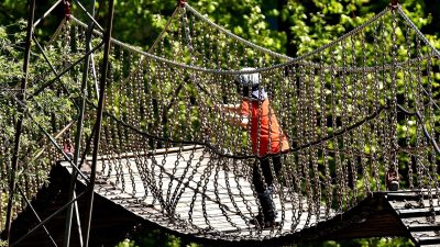 オノマトペ【グラグラ】の英語。2つの表現”Wobbling”と”Unsteady”を例文で紹介