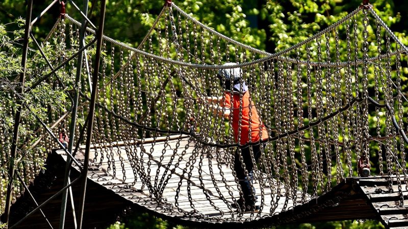 オノマトペ【グラグラ】の英語。2つの表現”Wobbling”と”Unsteady”を例文で紹介