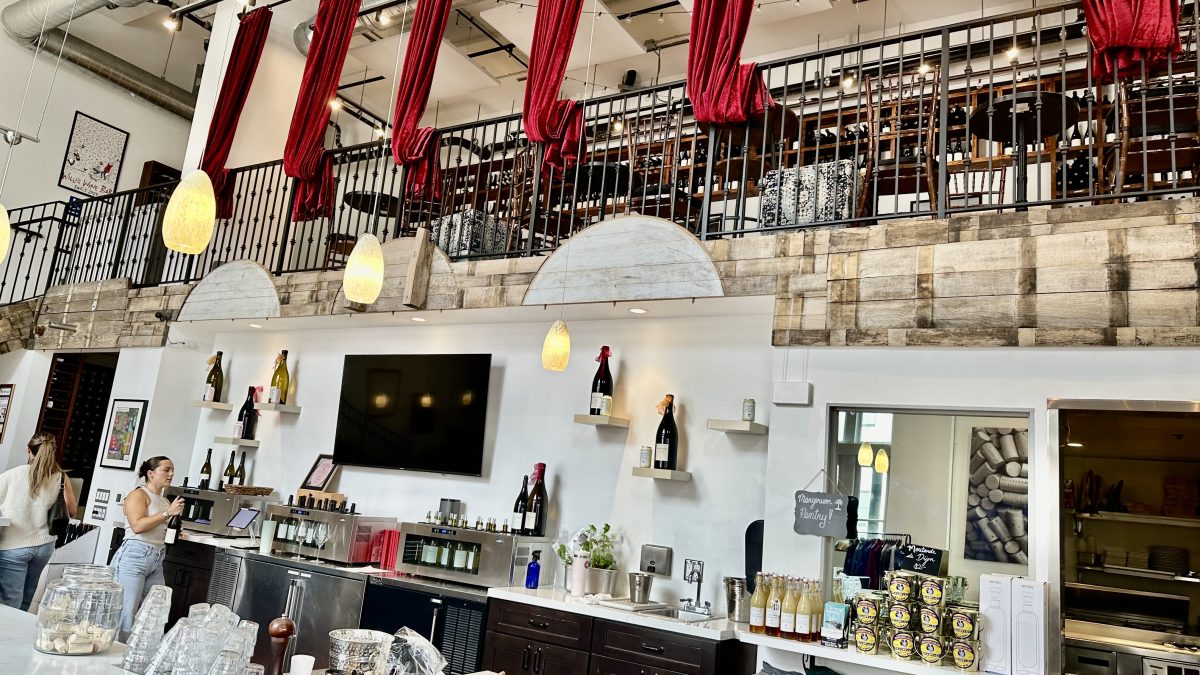 バーで使いこなそう！”keep the tab open””What’s on tap?””on the rocks”などの 英語フレーズ