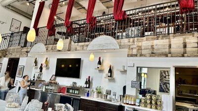 バーで使いこなそう！”keep the tab open””What’s on tap?””on the rocks”などの 英語フレーズ