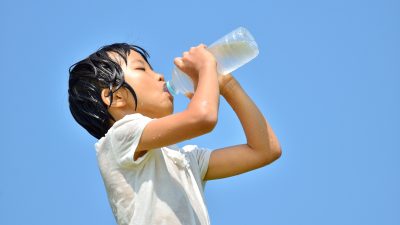 オノマトペ【ゴクゴク】の英語とは？”Gulp gulp”の使い方を例文とともに紹介