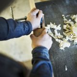 「削る」って英語でなんて言う？場面別の使い分けと文法ポイントを紹介