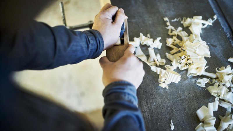 「削る」って英語でなんて言う？場面別の使い分けと文法ポイントを紹介