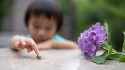 オノマトペ【ツンツン】の英語。2つの表現”Poking”と”Aloof attitude”を紹介