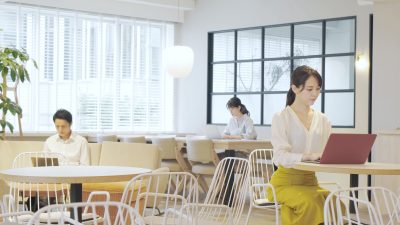 コワーキングカフェ店員の仕事を英語で説明！業務内容や施設の特徴をわかりやすく紹介