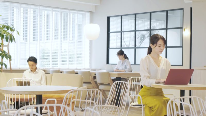 コワーキングカフェ店員の仕事を英語で説明！業務内容や施設の特徴をわかりやすく紹介