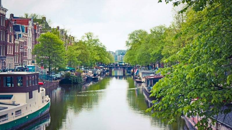 世界遺産「アムステルダムのシンゲル運河の内側にある17世紀の環状運河地域」とは？運河の街を英語で巡る