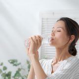 オノマトペ【カラカラ】の英語。2つの表現”Bone dry”と”Rattle rattle”を紹介