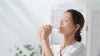 オノマトペ【カラカラ】の英語。2つの表現”Bone dry”と”Rattle rattle”を紹介