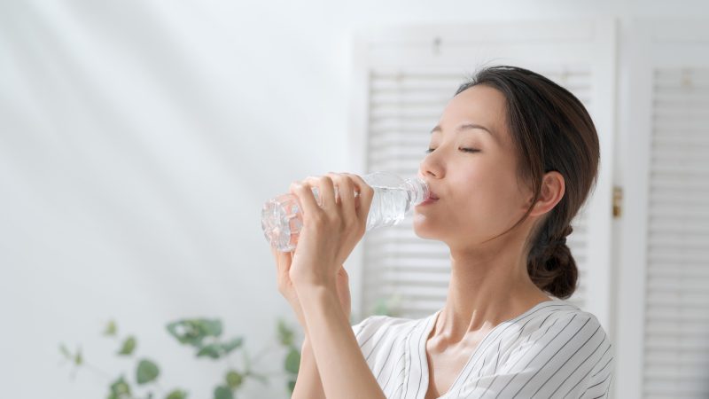 オノマトペ【カラカラ】の英語。2つの表現”Bone dry”と”Rattle rattle”を紹介