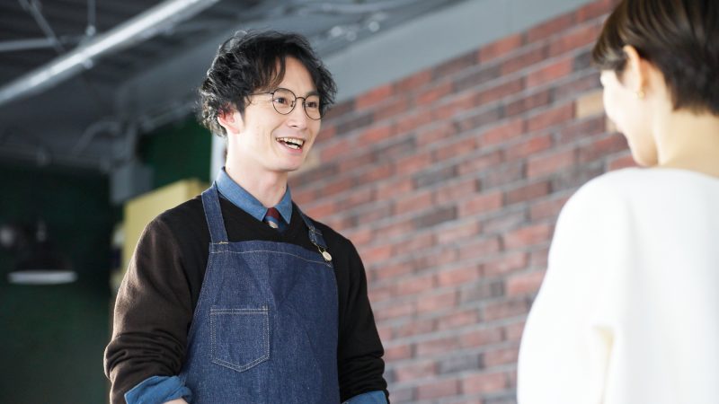 アートカフェ／ギャラリーカフェ店員｜作品案内から食事の提供まで！お役立ち英単語とロールプレイング