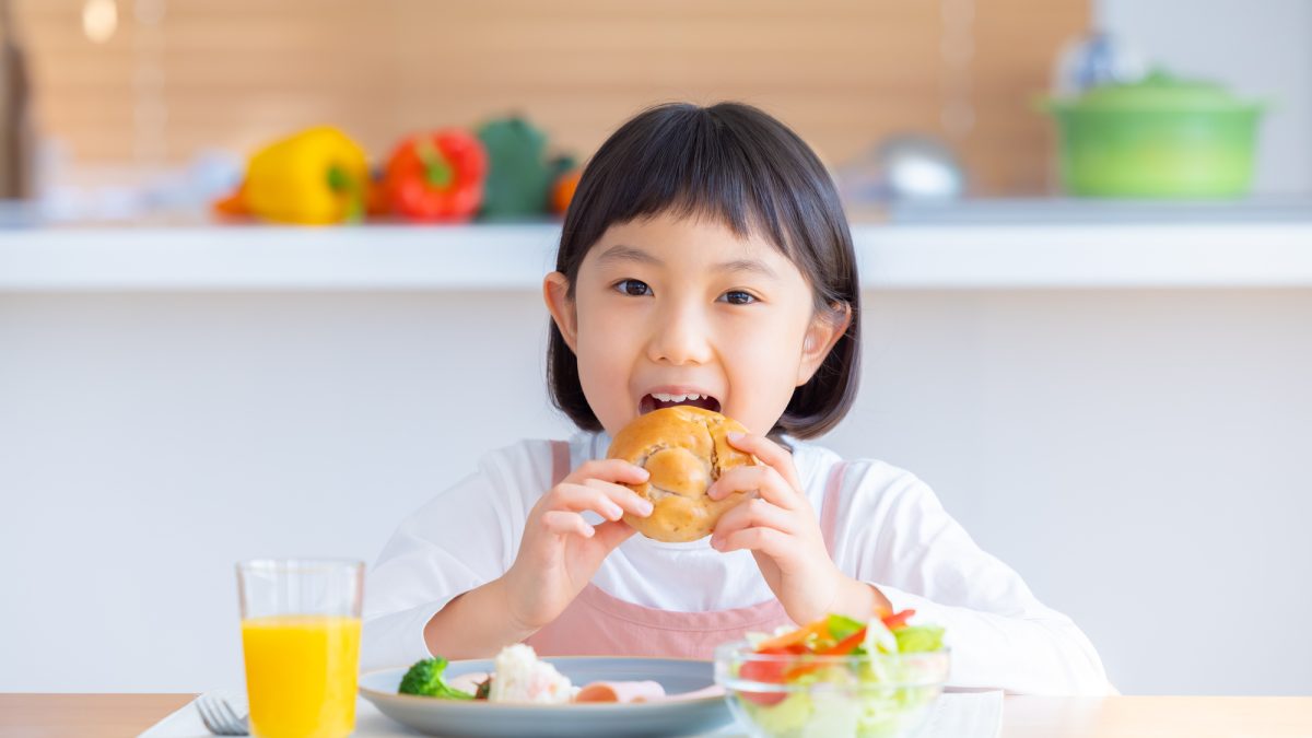 オノマトペ【ムシャムシャ】の英語表現”munching”と”devouring”を紹介