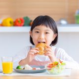 オノマトペ【ムシャムシャ】の英語。2つの表現”munching”と”devouring”を紹介
