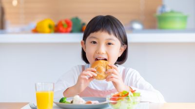 オノマトペ【ムシャムシャ】の英語表現”munching”と”devouring”を紹介