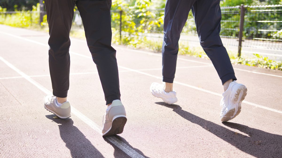 オノマトペ【テクテク】の英語とは？”Walking steadily”の使い方を例文とともに紹介