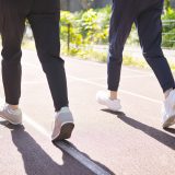 オノマトペ【テクテク】の英語とは？”Walking steadily”の使い方を例文とともに紹介
