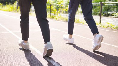オノマトペ【テクテク】の英語とは？”Walking steadily”の使い方を例文とともに紹介