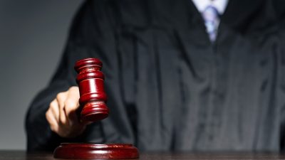 「裁判」って英語でなんて言う？「裁判所」「裁判官」「審査員」など法廷でよく使う英語も解説！
