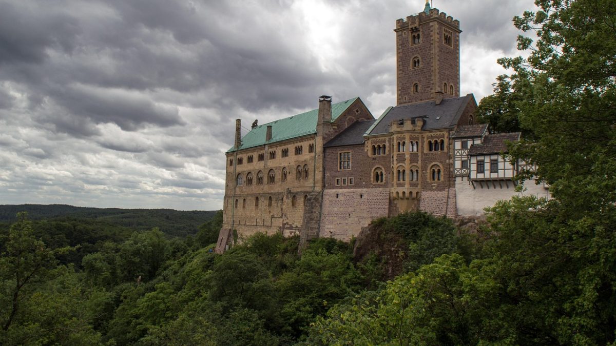 ドイツの世界遺産「ヴァルトブルク城」とは？ルターも過ごした城を英語で歩く